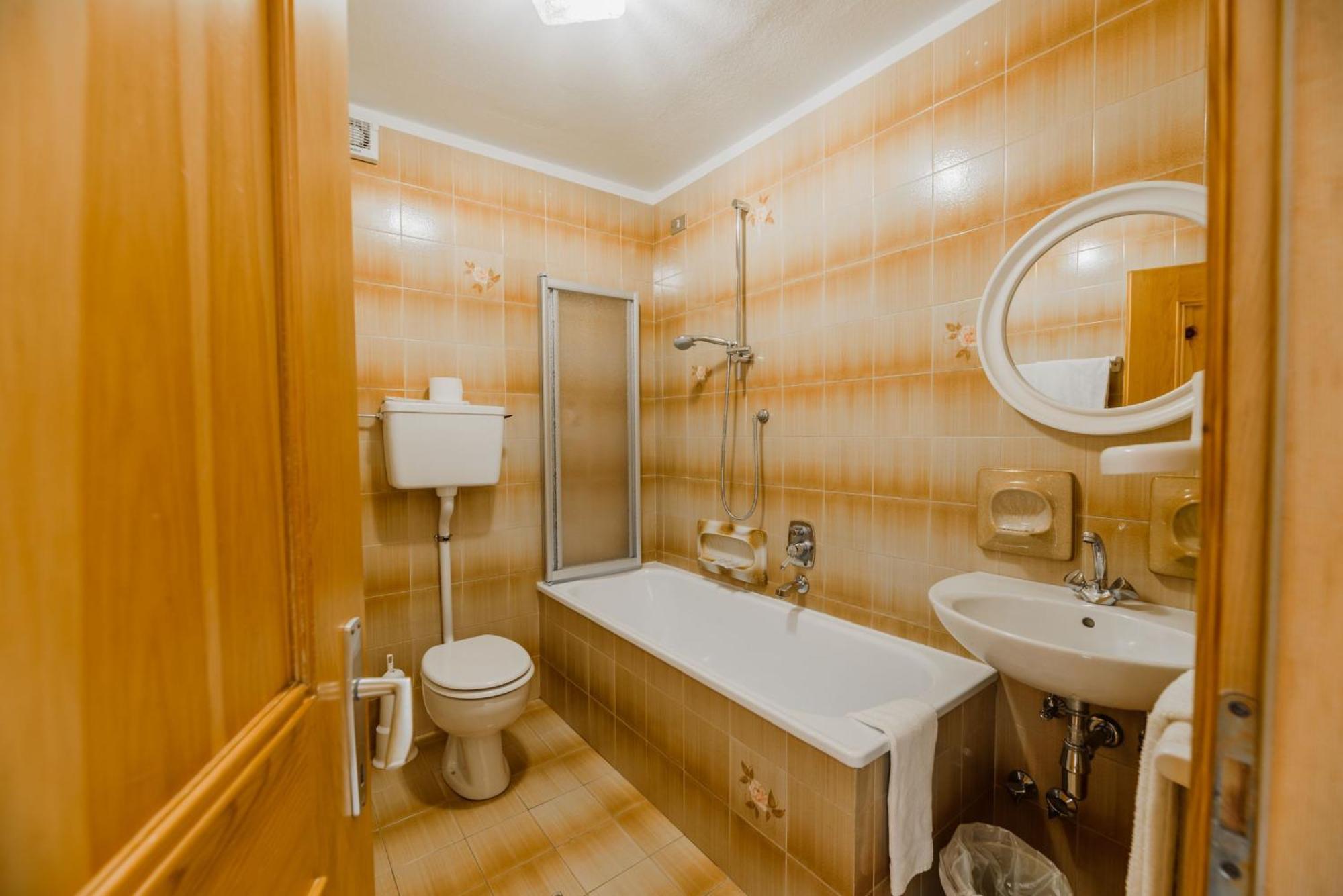 Hotel Garni Rosengarten Pera Buitenkant foto